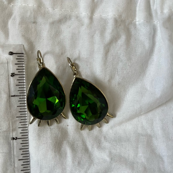 Emerald green costume jewelry dangling earrings - Picture 4 of 4